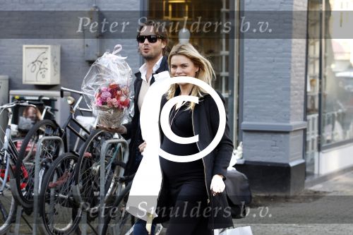 Amsterdam 24 december 2011
Nicolette v dam zwanger en vriend Bas Smit doen kerst boodschappen.
Peter Smulders bv