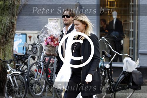 Amsterdam 24 december 2011
Nicolette v dam zwanger en vriend Bas Smit doen kerst boodschappen.
Peter Smulders bv
