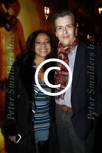 Amsterdam 4 december 2011
Premiere de gelaarsde kat in tuschinski. Nurlaila Kareem met man Muriel Wolda
Peter Smulders bv