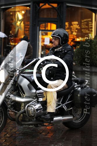 Amsterdam 17 december 2011
Oscar hammerstein in de regen op zijn motor.
Peter Smulders bv