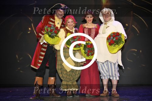 Tiel 08 Januari 2012
Premiere Piet Piraat 3D.  Peter van de Velde als Piet Piraat, Anke Helsen als Stien Struis, Mira Delbaen als Steven Stil en Dirk Bosschaert als Berend Brokkenpap.
Peter Smulders bv