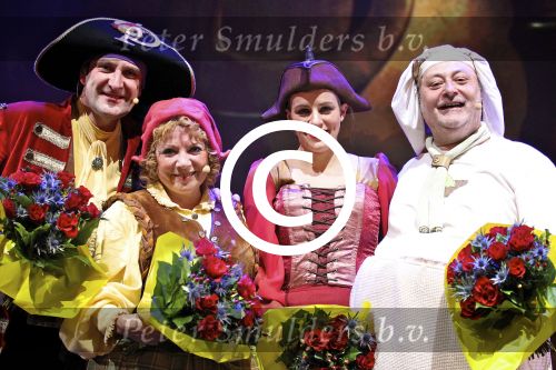 Tiel 08 Januari 2012
Premiere Piet Piraat 3D.  Peter van de Velde als Piet Piraat, Anke Helsen als Stien Struis, Mira Delbaen als Steven Stil en Dirk Bosschaert als Berend Brokkenpap.
Peter Smulders bv