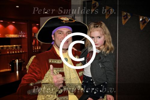 Tiel 08 Januari 2012
Premiere Piet Piraat 3D. Piet Piraat en Ben Saunders zijn dochter Stacey.
Peter Smulders bv