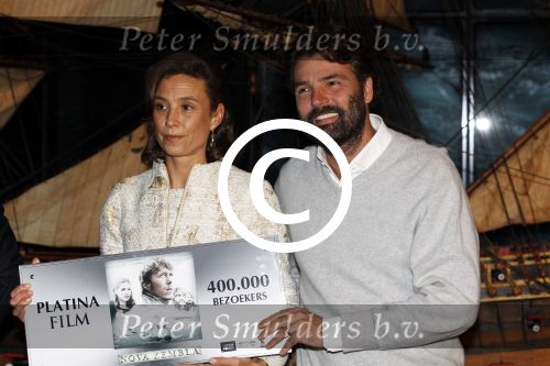 Amsterdam 15 december 2011
Reinout Oerlemans en Victor Reinier krijgen uit handen van prinses Marilene de platina film voor 400000 bezoekers voor Nova Zembla in het stedelijk museum.
Peter Smulders bv