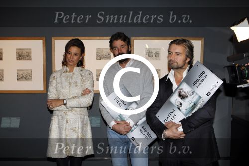 Amsterdam 15 december 2011
Reinout Oerlemans en Victor Reinier krijgen uit handen van prinses Marilene de platina film voor 400000 bezoekers voor Nova Zembla in het stedelijk museum.
Peter Smulders bv
