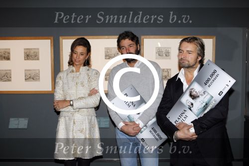 Amsterdam 15 december 2011
Reinout Oerlemans en Victor Reinier krijgen uit handen van prinses Marilene de platina film voor 400000 bezoekers voor Nova Zembla in het stedelijk museum.
Peter Smulders bv