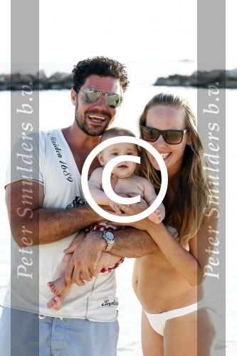 Curacao 2 januari 2011
Regina Romeijn met vriend Erdem en dochter Bardot opmambo beach.
Peter Smulders bv