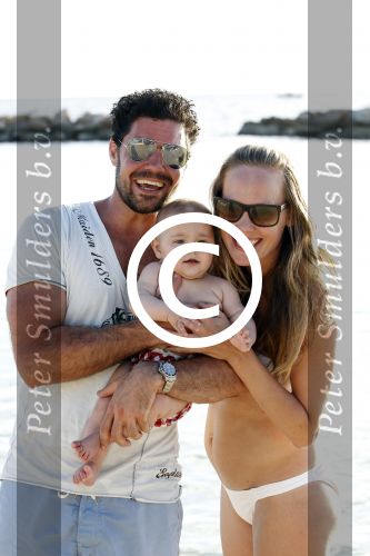 Curacao 2 januari 2011
Regina Romeijn met vriend Erdem en dochter Bardot opmambo beach.
Peter Smulders bv
