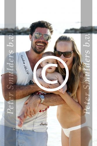 Curacao 2 januari 2011
Regina Romeijn met vriend Erdem en dochter Bardot opmambo beach.
Peter Smulders bv