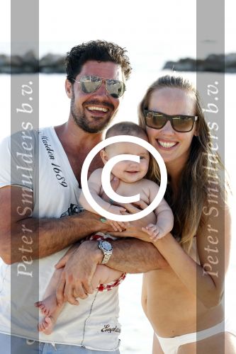Curacao 2 januari 2011
Regina Romeijn met vriend Erdem en dochter Bardot opmambo beach.
Peter Smulders bv