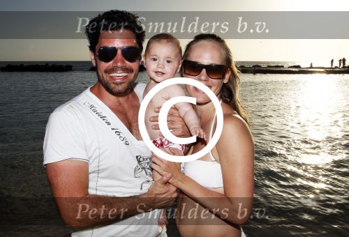 Curacao 2 januari 2011
Regina Romeijn met vriend Erdem en dochter Bardot opmambo beach.
Peter Smulders bv