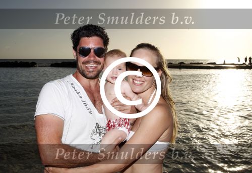 Curacao 2 januari 2011
Regina Romeijn met vriend Erdem en dochter Bardot opmambo beach.
Peter Smulders bv