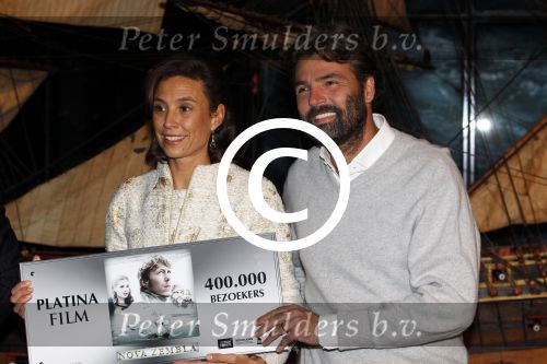 Amsterdam 15 december 2011
Reinout Oerlemans en Victor Reinier krijgen uit handen van prinses Marilene de platina film voor 400000 bezoekers voor Nova Zembla in het stedelijk museum.
Peter Smulders bv