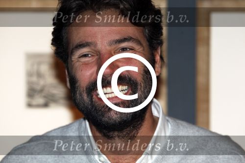 Amsterdam 15 december 2011
Reinout Oerlemans en Victor Reinier krijgen uit handen van prinses Marilene de platina film voor 400000 bezoekers voor Nova Zembla in het stedelijk museum.
Peter Smulders bv