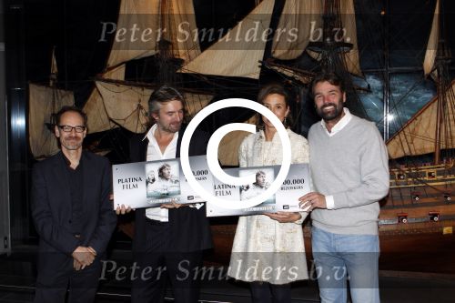 Amsterdam 15 december 2011
Reinout Oerlemans en Victor Reinier krijgen uit handen van prinses Marilene de platina film voor 400000 bezoekers voor Nova Zembla in het stedelijk museum.
Peter Smulders bv