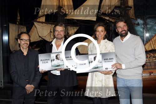 Amsterdam 15 december 2011
Reinout Oerlemans en Victor Reinier krijgen uit handen van prinses Marilene de platina film voor 400000 bezoekers voor Nova Zembla in het stedelijk museum.
Peter Smulders bv