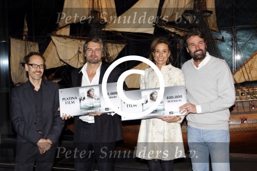 Amsterdam 15 december 2011
Reinout Oerlemans en Victor Reinier krijgen uit handen van prinses Marilene de platina film voor 400000 bezoekers voor Nova Zembla in het stedelijk museum.
Peter Smulders bv