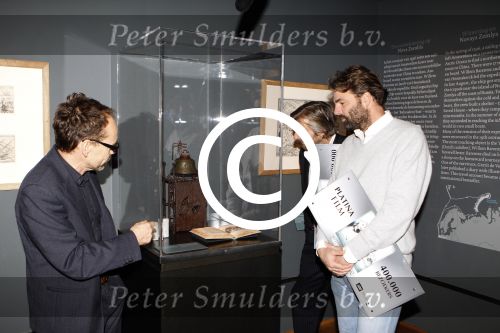 Amsterdam 15 december 2011
Reinout Oerlemans en Victor Reinier krijgen uit handen van prinses Marilene de platina film voor 400000 bezoekers voor Nova Zembla in het stedelijk museum.
Peter Smulders bv