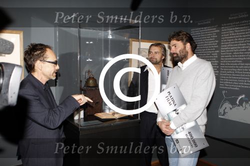 Amsterdam 15 december 2011
Reinout Oerlemans en Victor Reinier krijgen uit handen van prinses Marilene de platina film voor 400000 bezoekers voor Nova Zembla in het stedelijk museum.
Peter Smulders bv