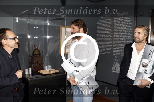 Amsterdam 15 december 2011
Reinout Oerlemans en Victor Reinier krijgen uit handen van prinses Marilene de platina film voor 400000 bezoekers voor Nova Zembla in het stedelijk museum.
Peter Smulders bv
