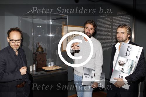 Amsterdam 15 december 2011
Reinout Oerlemans en Victor Reinier krijgen uit handen van prinses Marilene de platina film voor 400000 bezoekers voor Nova Zembla in het stedelijk museum.
Peter Smulders bv