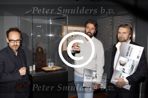 Amsterdam 15 december 2011
Reinout Oerlemans en Victor Reinier krijgen uit handen van prinses Marilene de platina film voor 400000 bezoekers voor Nova Zembla in het stedelijk museum.
Peter Smulders bv