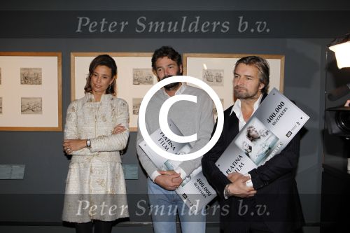 Amsterdam 15 december 2011
Reinout Oerlemans en Victor Reinier krijgen uit handen van prinses Marilene de platina film voor 400000 bezoekers voor Nova Zembla in het stedelijk museum.
Peter Smulders bv