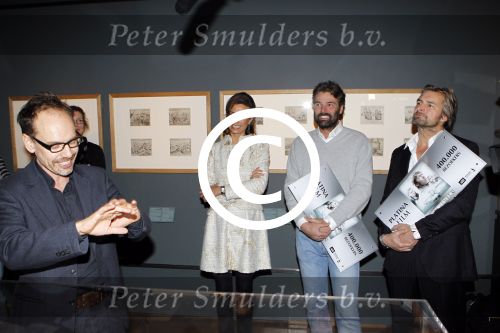 Amsterdam 15 december 2011
Reinout Oerlemans en Victor Reinier krijgen uit handen van prinses Marilene de platina film voor 400000 bezoekers voor Nova Zembla in het stedelijk museum.
Peter Smulders bv