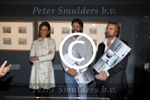 Amsterdam 15 december 2011
Reinout Oerlemans en Victor Reinier krijgen uit handen van prinses Marilene de platina film voor 400000 bezoekers voor Nova Zembla in het stedelijk museum.
Peter Smulders bv