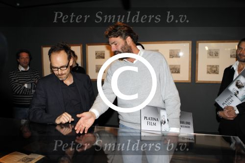 Amsterdam 15 december 2011
Reinout Oerlemans en Victor Reinier krijgen uit handen van prinses Marilene de platina film voor 400000 bezoekers voor Nova Zembla in het stedelijk museum.
Peter Smulders bv