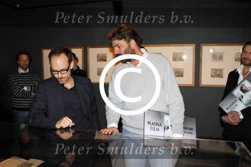 Amsterdam 15 december 2011
Reinout Oerlemans en Victor Reinier krijgen uit handen van prinses Marilene de platina film voor 400000 bezoekers voor Nova Zembla in het stedelijk museum.
Peter Smulders bv