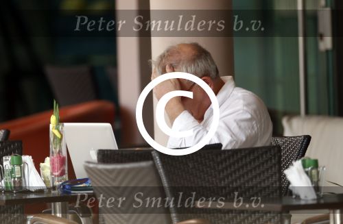 Curacao 30 december 2011
Rick Felderhof achter zijn computer en met krantje bij hotel avila beach.
Peter Smulders bv