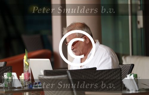 Curacao 30 december 2011
Rick Felderhof achter zijn computer en met krantje bij hotel avila beach.
Peter Smulders bv