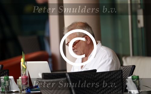 Curacao 30 december 2011
Rick Felderhof achter zijn computer en met krantje bij hotel avila beach.
Peter Smulders bv