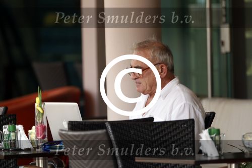 Curacao 30 december 2011
Rick Felderhof achter zijn computer en met krantje bij hotel avila beach.
Peter Smulders bv