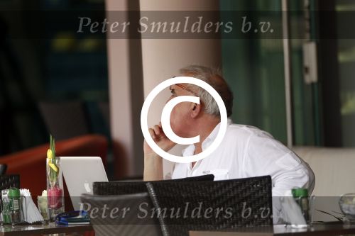 Curacao 30 december 2011
Rick Felderhof achter zijn computer en met krantje bij hotel avila beach.
Peter Smulders bv
