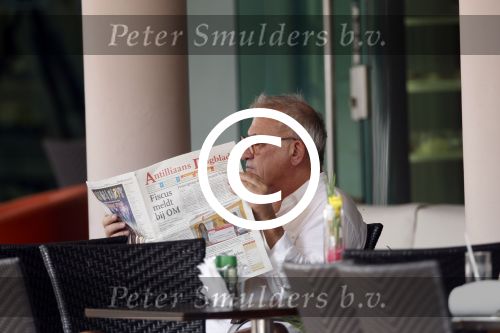 Curacao 30 december 2011
Rick Felderhof achter zijn computer en met krantje bij hotel avila beach.
Peter Smulders bv