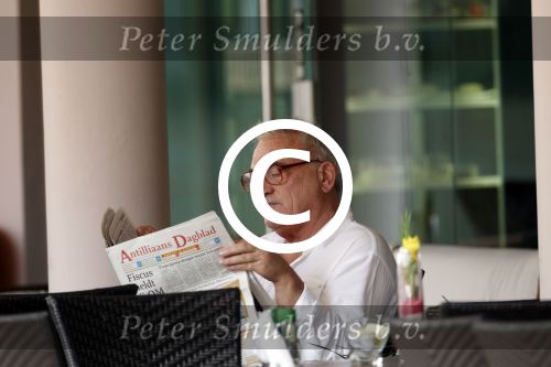 Curacao 30 december 2011
Rick Felderhof achter zijn computer en met krantje bij hotel avila beach.
Peter Smulders bv