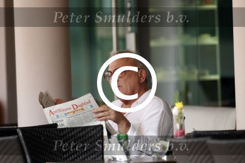 Curacao 30 december 2011
Rick Felderhof achter zijn computer en met krantje bij hotel avila beach.
Peter Smulders bv