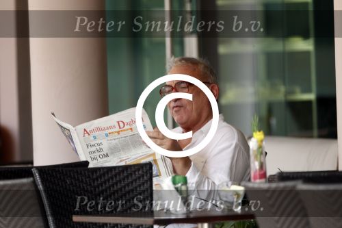 Curacao 30 december 2011
Rick Felderhof achter zijn computer en met krantje bij hotel avila beach.
Peter Smulders bv