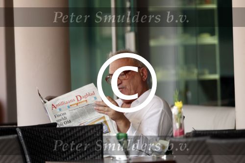 Curacao 30 december 2011
Rick Felderhof achter zijn computer en met krantje bij hotel avila beach.
Peter Smulders bv