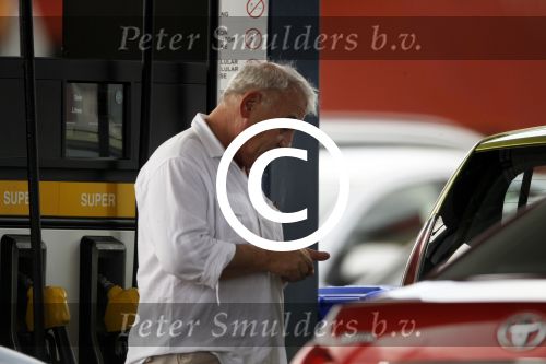 Curacao 30 december 2011
Rick Felderhof achter zijn computer en met krantje bij hotel avila beach.
Peter Smulders bv