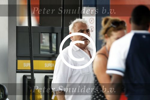 Curacao 30 december 2011
Rick Felderhof achter zijn computer en met krantje bij hotel avila beach.
Peter Smulders bv