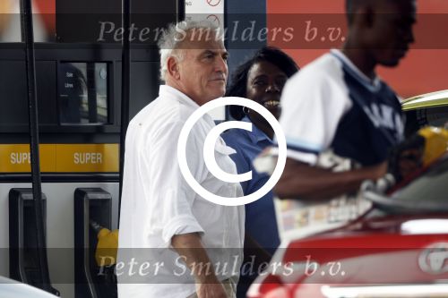 Curacao 30 december 2011
Rick Felderhof achter zijn computer en met krantje bij hotel avila beach.
Peter Smulders bv