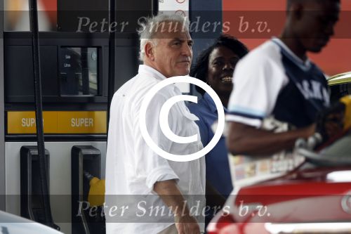 Curacao 30 december 2011
Rick Felderhof achter zijn computer en met krantje bij hotel avila beach.
Peter Smulders bv