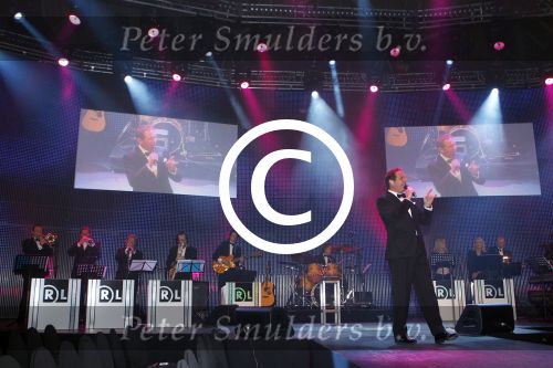 Amsterdam 9 december 2011
Robert Leroy met Big band op de miljonair fair.
Peter Smulders bv