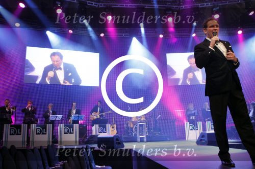 Amsterdam 9 december 2011
Robert Leroy met Big band op de miljonair fair.
Peter Smulders bv