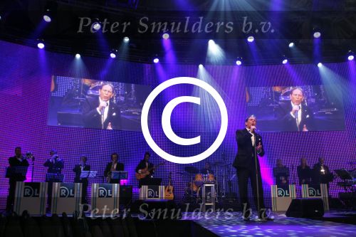 Amsterdam 9 december 2011
Robert Leroy met Big band op de miljonair fair.
Peter Smulders bv