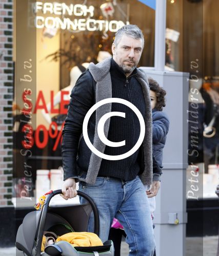 Amsterdam 13 december 2011
Ruud en Aafke deWild met zoon en baby Teddy aan het winkelen.
Peter Smulders bv