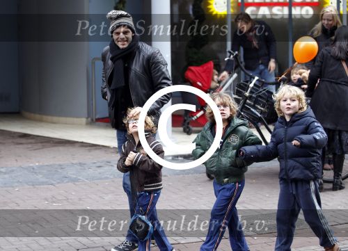 Amsterdam 4 december 2011
Premiere de gelaarsde kat in tuschinski. Sander v d Eeden , man Trijntje Oosterhuis met hun zoons
Peter Smulders bv